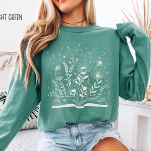 Bookish Comfort Colors Long Sleeve T-Shirt, Booktrovert Gift imagem 4