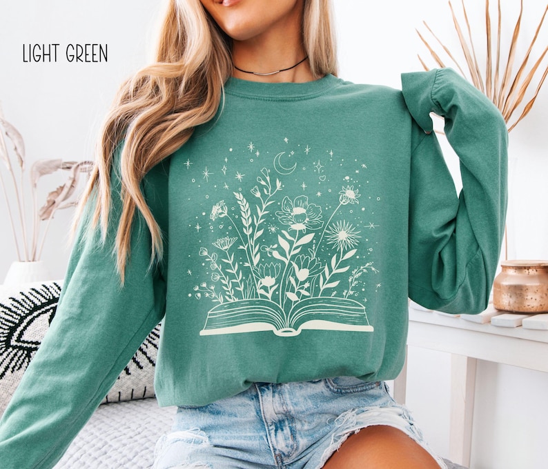 Bookish Comfort Colors Long Sleeve T-Shirt, Booktrovert Gift imagem 4
