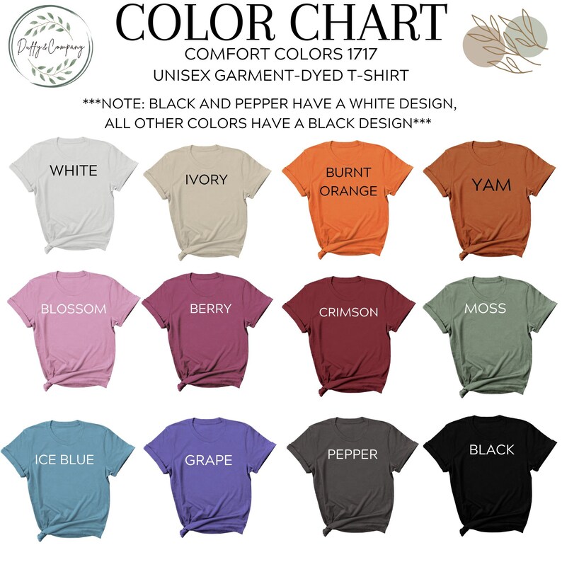 K&ouml;nnte beinhalten: Farbkarte mit 12 verschiedenen Farben von Unisex-T-Shirts. Die Farben sind: Wei&szlig;, Elfenbein, gebranntes Orange, Yam, Bl&uuml;te, Beere, Scharlachrot, Moos, Eisblau, Traube, Pfeffer und Schwarz. Der Text auf der Karte lautet "Comfort Colors 1717 Unisex Garment-Dyed T-Shirt" und "Hinweis: Schwarz und Pfeffer haben ein wei&szlig;es Design, alle anderen Farben haben ein schwarzes Design."
