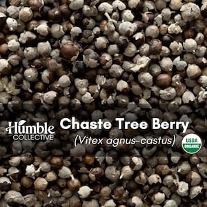 Può includere: Una collezione di bacche di agnocasto essiccate, note anche come Vitex agnus-castus. Le bacche sono piccole, rotonde e variano di colore dal marrone scuro al grigio chiaro. Il testo Humble Collective, Chaste Tree Berry e USDA Organic è visibile.