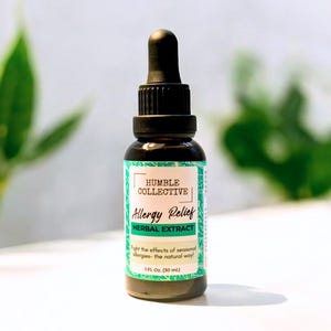 Könnte beinhalten: Eine dunkle Glasflasche mit schwarzer Pipette. Das Etikett trägt die Aufschrift "HUMBLE COLLECTIVE Allergy Relief HERBAL EXTRACT" und "Fight the effects of seasonal allergies- the natural way!". Enthält 30 ml.