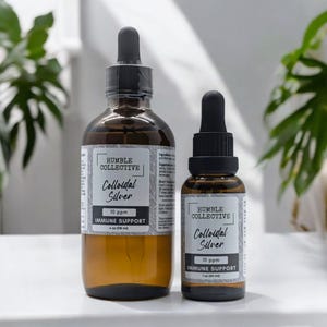 Puede incluir: Dos botellas de vidrio ámbar de Humble Collective Colloidal Silver, 10 ppm, para el apoyo inmunológico. Las botellas tienen cuentagotas negros y etiquetas blancas. La botella más grande contiene 118 ml, y la botella más pequeña contiene 30 ml.