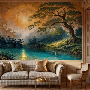 Op de afbeelding: Een muurschildering van een serene meerlandschap met een grote boom en weelderig groen. De muurschildering bevindt zich boven een geruite bank met decoratieve kussens. Een bijzettafel en stoel maken de kamerinrichting compleet.
