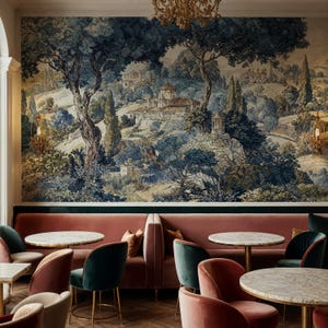 Op de afbeelding: Interieur van een restaurant met een muurschildering van een landschap met bomen, gebouwen en een rivier. De zithoek heeft een roze bank, marmeren tafels en fluwelen stoelen in groen en roze.