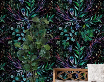 Puede incluir: Un diseño de papel pintado botánico oscuro con un patrón repetido de exuberantes hojas verdes, bayas moradas y delicados brotes sobre un fondo negro. El diseño incluye una variedad de follaje, creando un efecto visual rico y texturizado. La imagen también muestra un banco de madera y una planta en maceta.