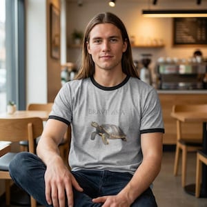 Brave as a Turtle Unisex katoenen ringer T-shirt, casual T-shirt, dierenvriend cadeau, natuur grafisch shirt, milieuvriendelijke kleding