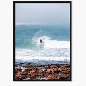 Impresión artística de surf costero de Portugal, fotografía de deportes acuáticos en el océano, decoración de pared enmarcada, póster de aventuras en la playa Impresión de aventuras de deportes acuáticos de surf