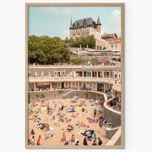 Vista costera de Biarritz, Francia: Playa del Puerto Viejo con arquitectura urbana, acantilados y bañistas en aguas turquesas.