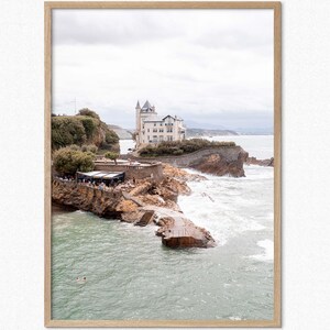 Impresión de bellas artes Biarritz Francia Arte de pared Villa costera Belza Impresión enmarcada Línea costera Casa atlántica Póster de arquitectura Villa Costa Decoración del hogar