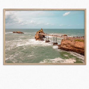 Biarritz Rocher de la Vierge Frankreich - Malerischer Küstendruck von Ozeanwellen, Fussgängerbrücke und felsiger Landschaft im Sommerlicht