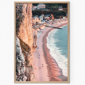 Impresión de póster de la puesta de sol en la playa de Etretat, fotografía de arte de pared, vista aérea de la playa en color rosa, impresión de decoración del hogar, acantilados costeros en color pastel, Francia