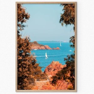 Póster con veleros y acantilados panorámicos en la Riviera francesa: arte mural de belleza costera mediterránea para decoración del hogar o la oficina, arte de la Costa Azul