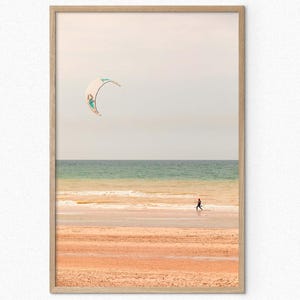 Stampa di scena di spiaggia serena, kitesurfer - aquilone colorato nel cielo, decorazione costiera, poster per amanti della spiaggia, tela oceanica, arte murale di kitesurf