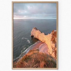 Póster enmarcado Fotografía de arte de pared con arco de acantilado costero Etretat Francia Impresión de bellas artes La Falaise d'Amont Decoración del hogar Póster de puesta de sol en la playa