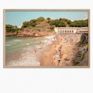 Vista panorámica de la playa del Puerto Viejo de Biarritz, Francia: arquitectura costera, acantilados, ciudad y océano en láminas artísticas.