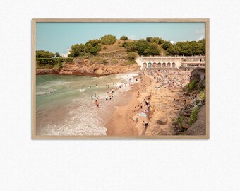 Vista panoramica della spiaggia di Plage du Port Vieux a Biarritz, Francia – Architettura costiera, scogliere, città e oceano in stampe artistiche
