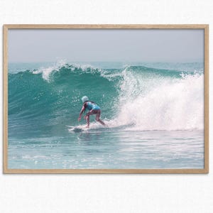 Poster Art Girl Surfing on Big Wave Wandkunst Fotografie Surf Ocean Atlantik Fine Art gerahmter Druck Wassersport Küsten Europa Home Decor