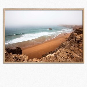 Acantilados dorados y olas del Atlántico en Praia do Tonel, Portugal: Impresión de paisaje costero de playa vacía para lienzo, póster o arte mural enmarcado.