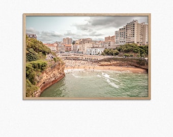 Spiaggia di Plage du Port Vieux a Biarritz, Francia – Fotografia della costa francese con onde oceaniche, paesaggi urbani e scogliere nella luce estiva