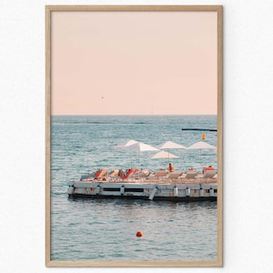 Ambiente sereno en la playa de Cannes en Majestic Barrière: tumbonas en el mar sobre aguas turquesas, Francia Impresión de arte mural costero