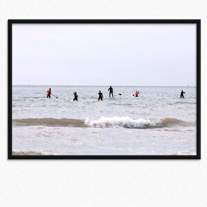 Impresión de bellas artes de surf costero - Impresión enmarcada de arte de pared vintage de Francia con playa del océano Atlántico, fotografía, decoración del hogar, póster de surfistas con remo