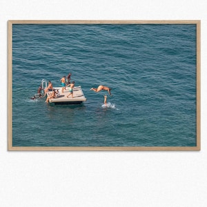 Póster de salto en muelle flotante y diversión en aguas mediterráneas: vibraciones de verano en la Riviera francesa: arte de pared perfecto para una escapada costera