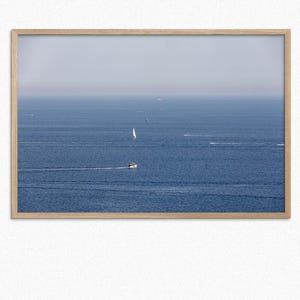 Paisaje marino tranquilo de la Riviera Francesa: póster de barcos y veleros, arte mural costero, fotografía oceánica, lienzo de decoración náutica
