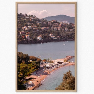 Costa Azul - Cartel de Les Frères de la Baie, lienzo panorámico de la playa de Théoule-sur-Mer, casas en la ladera de la Riviera francesa, arte perfecto de la pared costera