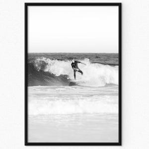 Gerahmtes Poster Männer Surfen, Kunst, Schwarzweiß Surf Wohnkultur, Küsten Surfer Fine Art Print, Ocean Waves Surf Poster Geschenk