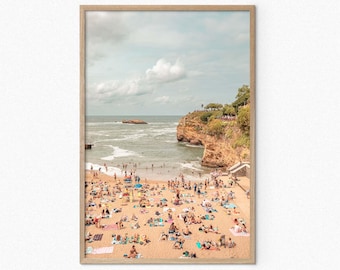 Spiaggia di Plage du Port Vieux a Biarritz, Francia – Fotografia della costa francese con onde oceaniche e scogliere nella luce estiva, arte murale costiera