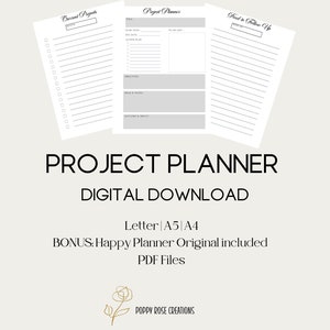 Może przedstawiać: Cyfrowy plik do pobrania z projektantem projektów w czerni i bieli. Planer zawiera sekcje dla bieżących projektów, planów projektów i kolejnych kroków do podjęcia. Tekst "PROJECT PLANNER" i "DIGITAL DOWNLOAD" jest czarny. Tekst "Letter | A5 | A4" i "BONUS: Happy Planner Original included" jest czarny. Tekst "PDF Files" jest czarny. Tekst "POPPY ROSE CREATIONS" jest czarny.
