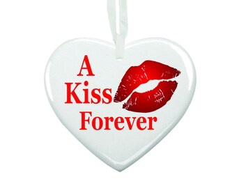 Un cadeau souvenir Kiss Forever Ceramic Hanging Heart Keepsake pour lui ou elle