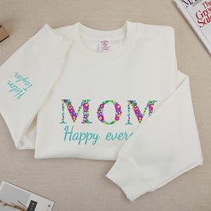 Benutzerdefinierte gestickte Blumen MOM Rundhalsausschnitt, personalisiertes Blumen-Sweatshirt für Mama, Oma, Blumen-Griechisch-Buchstabe Sorority Sweatshirt