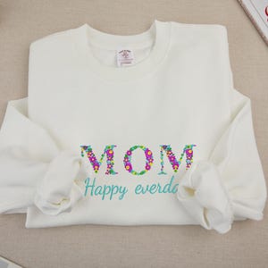 Personalisiertes Blumen-Sweatshirt für Mama, Oma, mit Blumen griechischer Buchstabe Sorority-Sweatshirt, individuell gefüllter gestickter Blumen-MOM-Crewneck