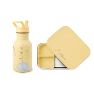 Può includere: Una borraccia giallo chiaro con cannuccia e un portapranzo abbinato. La bottiglia ha un'illustrazione di elefante e cane dei cartoni animati. Il portapranzo ha un interno diviso. Entrambi gli articoli hanno il nome "Aurélien".