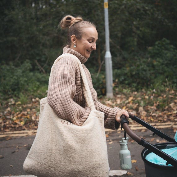 JBØRN Teddy MAMA Bag Personalisiert | Große Wickeltasche Bestickt | Teddy Tasche für Kinderwagen & Alltag | Mom Bag Teddy Fleece Initials