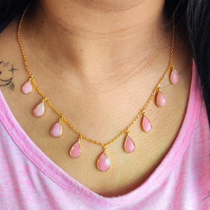 Collana con catena a maglie in oro giallo 18 carati e opale rosa / Ciondolo in oro vero fatto a mano / Regalo delicato regolabile per lei / Gioiello minimalista per damigelle d&#39;onore.