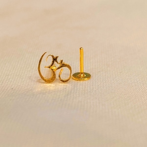 18 kt gouden OM-neusknop, echt gouden neus terugduwen, meditatie, gouden neuspin, kleine neusknop, gouden tragusknop, 18 kt platte OM-rugoorbel