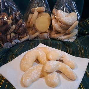 Homemade vanilla crescent cookies (from approx. 20 EUR per kg)