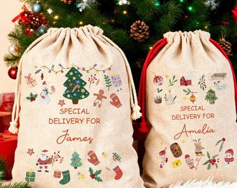 Puede incluir: Dos sacos de regalo beige con cordón, hechos de tela con textura de arpillera. El saco izquierdo presenta el texto "SPECIAL DELIVERY FOR James" con iconos navideños coloridos. El saco derecho muestra "SPECIAL DELIVERY FOR Amelia" con motivos.