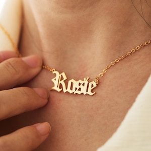 Collar con nombre en inglés antiguo, collar con placa de identificación de estilo gótico personalizado, regalo de joyería en inglés antiguo, colgante con letra gótica en inglés antiguo, regalos de cumpleaños