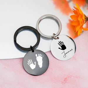 Llavero personalizado con huella de bebé, llavero con huella de mano con nombre, huella real del niño, regalo para nuevos padres, regalo para nuevo bebé, regalos con huella de mano de bebé