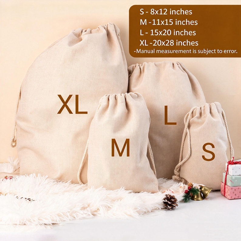 Puede incluir: Cuatro bolsas de lona beige con cord&oacute;n en tallas S, M, L y XL. El texto en las bolsas indica su tama&ntilde;o. Una tabla enumera las dimensiones: S 20x30 cm, M 28x38 cm, L 38x51 cm y XL 51x71 cm. Las bolsas tienen un cierre de tela sencillo.