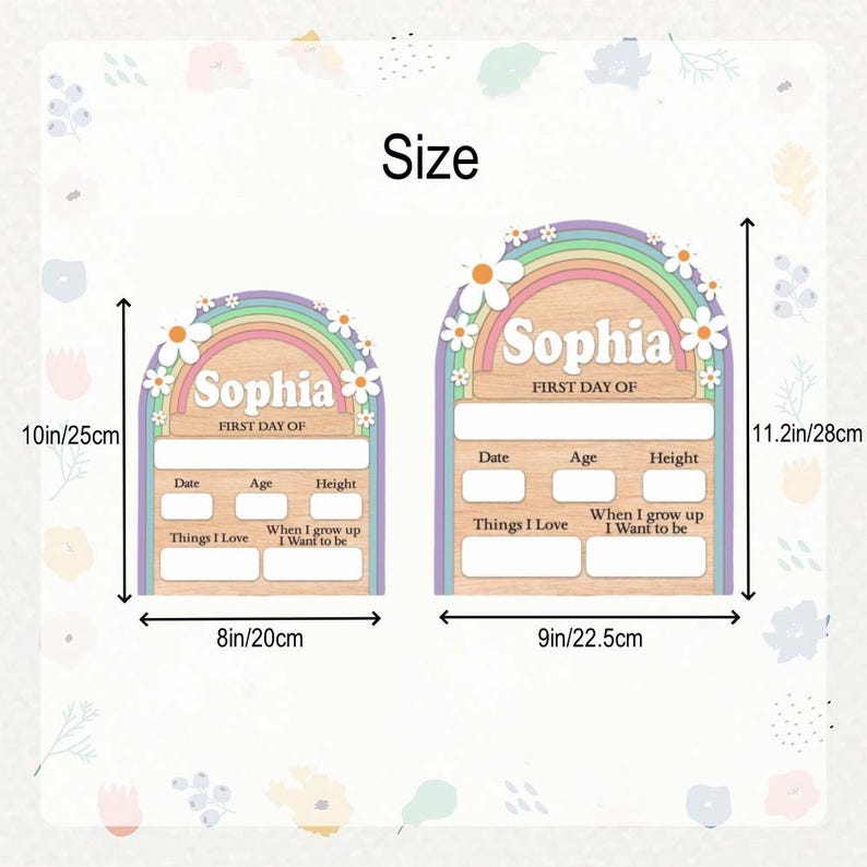 K&ouml;nnte beinhalten: Zwei Holzschilder f&uuml;r den ersten Schultag mit dem Namen "Sophia" und dem Text "First Day Of". Die Schilder sind oben mit einem Regenbogen- und G&auml;nsebl&uuml;mchen-Design gew&ouml;lbt. Das gr&ouml;&szlig;ere Schild ist 28 cm hoch und 22,5 cm breit.