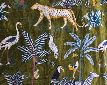 Pode incluir: Tecido verde-oliva com um padrão repetido de animais e plantas estilizadas. O design inclui leopardos, zebras, pássaros e palmeiras em tons de branco, amarelo e azul.