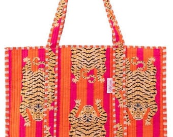 Könnte beinhalten: Große Tragetasche mit einem leuchtenden orange-rosa gestreiften Muster. Die Tasche zeigt Tigerillustrationen in Beige- und Schwarztönen. Die Griffe und der Besatz sind mit einem ähnlichen Tigerstreifenmuster versehen.