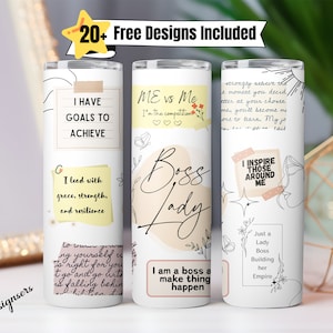 Op de afbeelding: Drie witte bekers met motiverende citaten en ontwerpen. De bekers hebben zwarte en roze handgeschreven tekst, zwarte lijntekeningen en gele sticky notes met zwarte tekst. De bekers staan op een witte achtergrond.