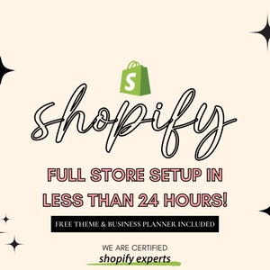 Może przedstawiać: Grafika z czarno-białym obrazkiem słowa "shopify" z zieloną ikoną torby na zakupy nad słowem. Tekst "FULL STORE SETUP IN LESS THAN 24 HOURS!" jest w kolorze różowym pod słowem "shopify". Tekst "FREE THEME & BUSINESS PLANNER INCLUDED" jest w kolorze czarnym pod różowym tekstem. Tekst "WE ARE CERTIFIED shopify experts" jest w kolorze zielonym pod czarnym tekstem. Tło jest w kolorze jasnobeżowym z czarnymi gwiazdami rozrzuconymi wokół grafiki.