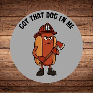 Może przedstawiać: Kreskówkowa ilustracja postaci hot doga w hełmie strażackim i trzymającej siekierę. Tekst "GOT THAT DOG IN ME" znajduje się w okrągłym wzorze wokół hot doga. Hot dog ma wściekły wyraz twarzy i nosi czarne buty.