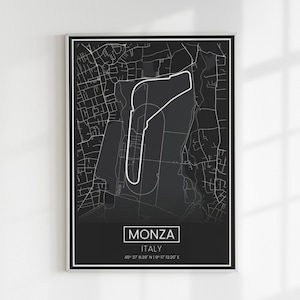 Op de afbeelding: Zwart-witte illustratie van het Monza-circuit in Italië. Het circuit is wit omlijnd op een zwarte achtergrond. De tekst "MONZA ITALIË 45.6137° N 9.1917° E" is onder het circuit gedrukt.